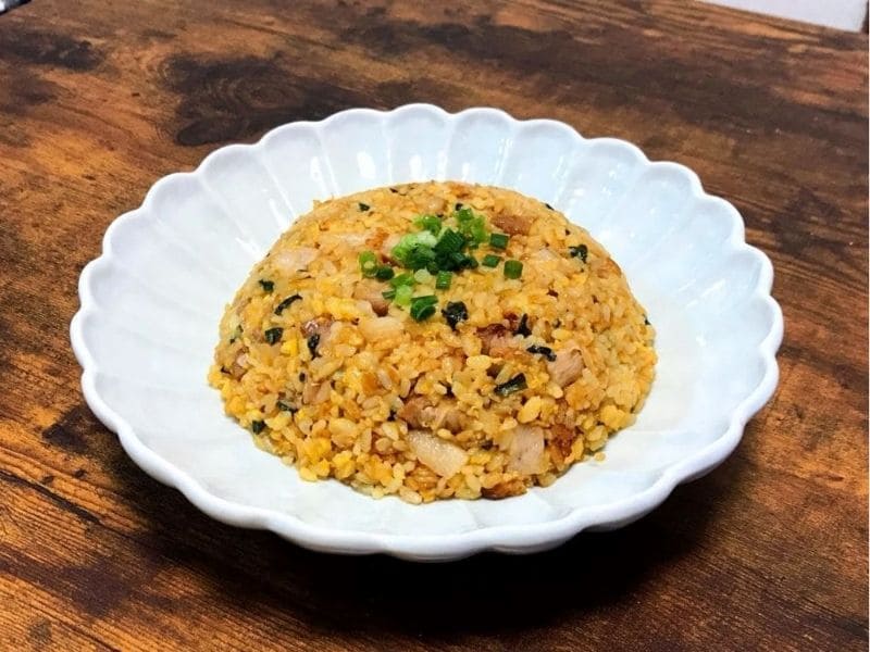 白い器に盛り付けた豚の角煮チャーハン。残った角煮を使った簡単がっつり飯レシピ