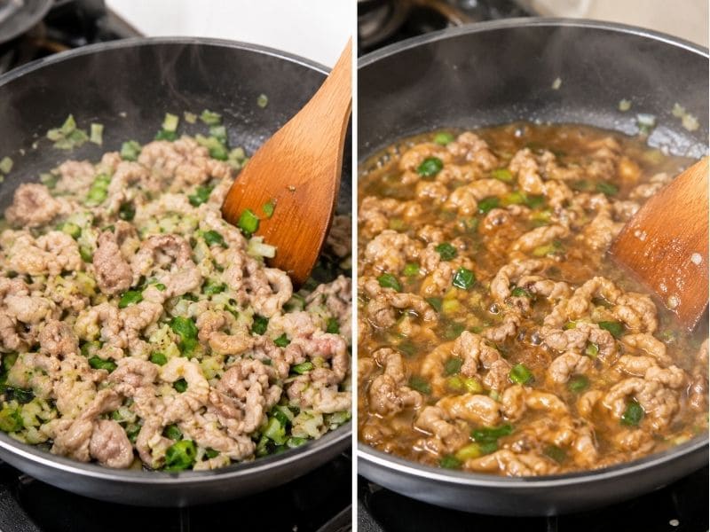 フライパンで豚こま肉と長ネギを炒め、調味料を加えてとろみのある肉あんを作っている調理途中の写真