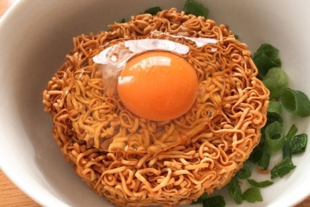 チキンラーメンに卵をのせ、小ねぎを添えた簡単雑炊アレンジの準備写真