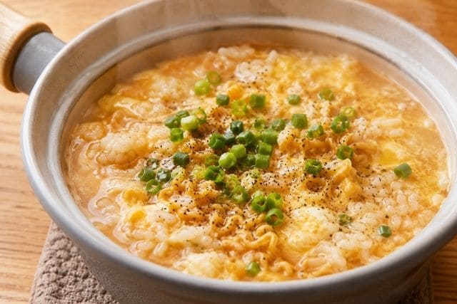煮込みすぎずふっくら仕上げた、ごはん入りチキンラーメン雑炊の料理写真