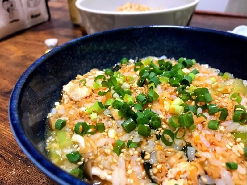 チキンラーメンにごはんを加えて作った、小ネギと白いりごまをのせた簡単ラーメン雑炊