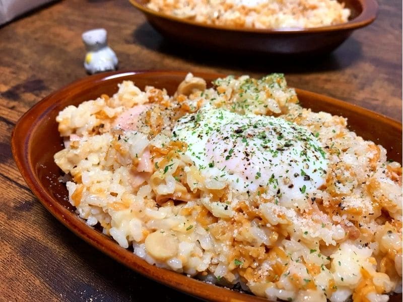 チキンラーメンとごはんで作るチキラー飯に温泉卵とチーズをのせた背徳ごはん