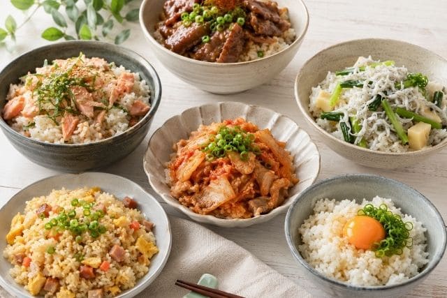 丼もの、混ぜご飯、炒飯など簡単に作れる人気のごはんものレシピを並べた食卓