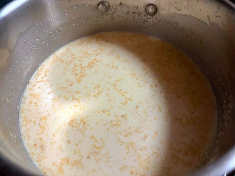 坦々風胡麻ミルクスープパスタのベースとなる濃厚な胡麻ミルクスープを鍋で作っている様子