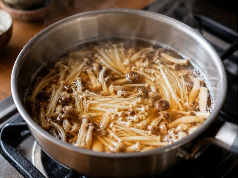 鍋に水、めんつゆ、しめじ、エノキを入れて和風あんのベースを作っている写真