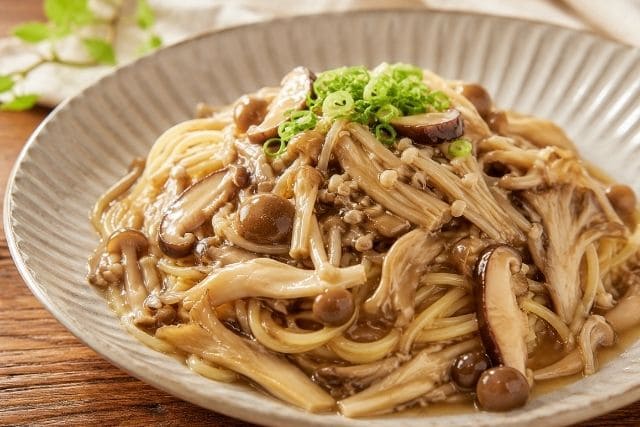 たっぷりのきのこと和風あんを絡めた、キノコたっぷり和風あんかけパスタの完成写真