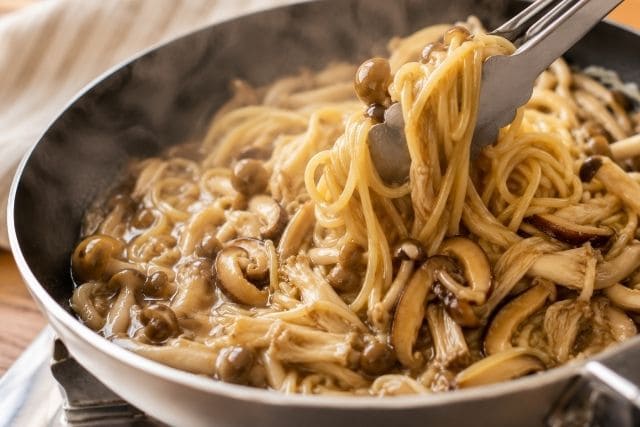 とろみのある和風あんがパスタに絡み、きのこの旨みがなじんでいる様子