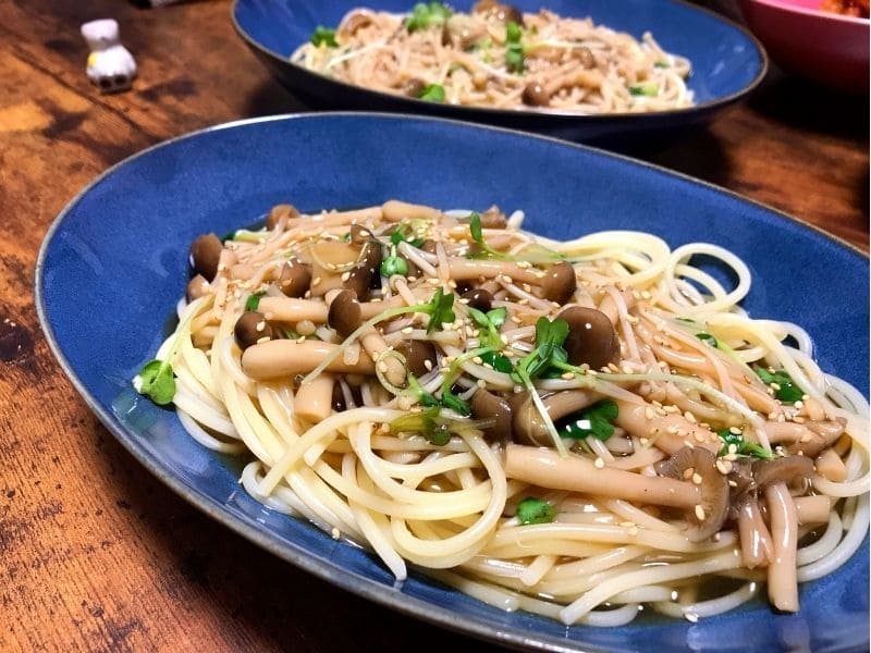 キノコたっぷりの和風あんをかけ、かいわれ大根と白ごまをのせたパスタ