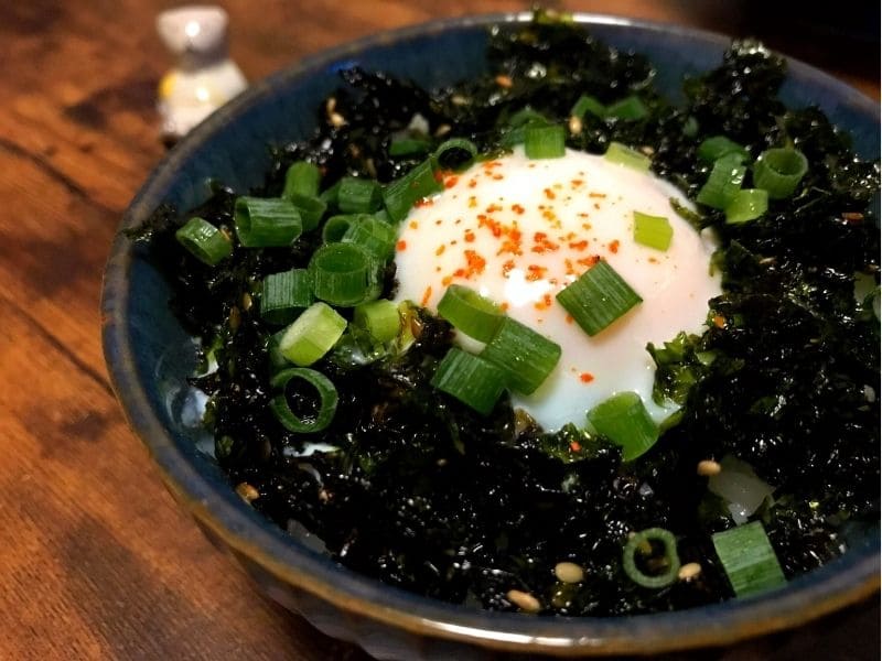 韓国海苔フレークと温泉卵、小ネギをのせた韓国のり玉丼