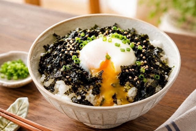 韓国海苔フレークと温泉卵、小ネギをのせた韓国のり玉丼
