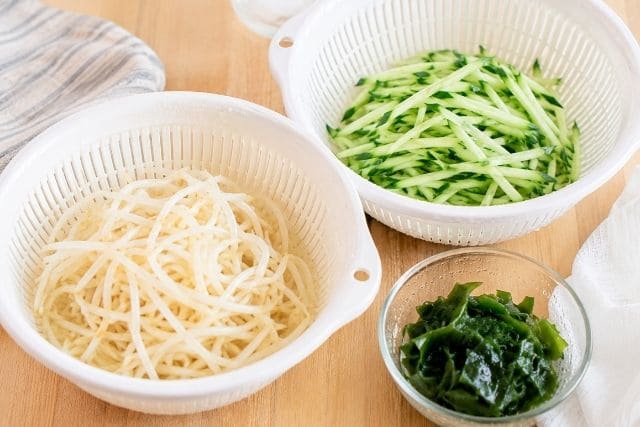 もやし、千切りきゅうり、戻したわかめを分けて準備している、きゅうりとわかめのもやしナムルの下ごしらえ。