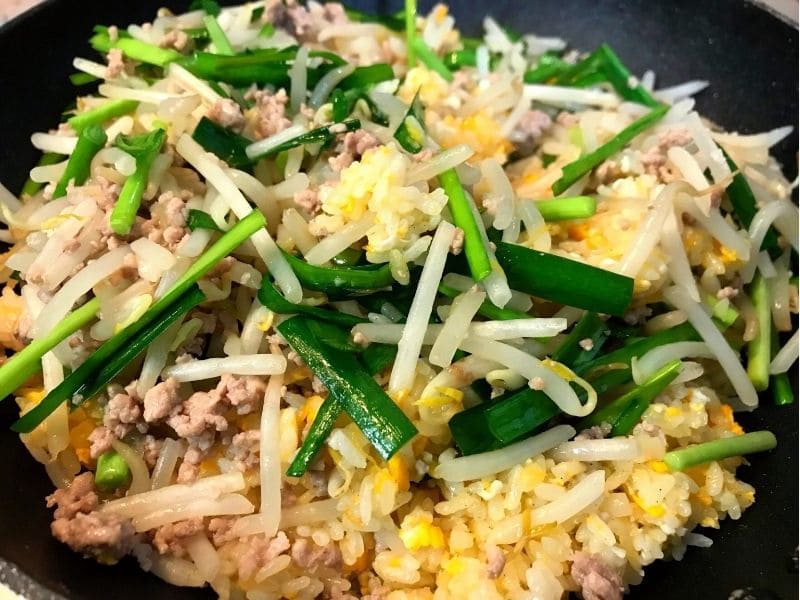 フライパンでもやし、ニラ、豚ひき肉をごはんと炒め合わせるもやし炒飯の調理工程