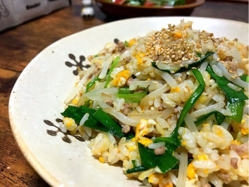 もやしとニラ、豚ひき肉を使った節約パラパラチャーハン