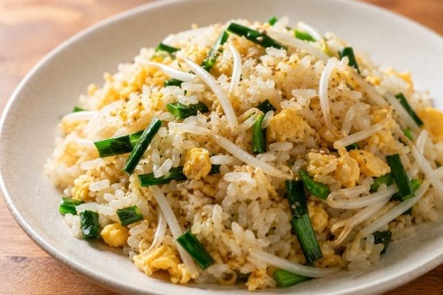 もやしとニラ、卵を使ったシャキシャキ食感の節約パラパラ炒飯