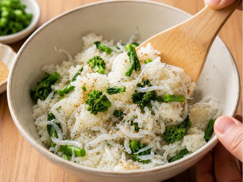 ボウルにご飯、釜揚げしらす、菜の花、白いりごまを入れて混ぜ合わせる、菜の花と釜揚げしらすの混ぜごはんの調理工程