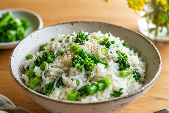 菜の花と釜揚げしらすを炊きたてごはんに混ぜた、白ごま香る春の和風混ぜごはん