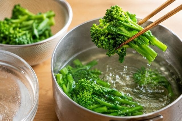 菜の花を短時間で茹でて色よく仕上げる下処理、混ぜごはんに使う菜の花の茹で方