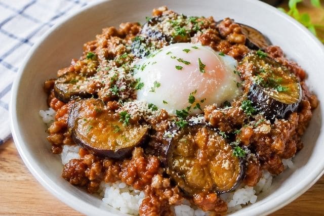 市販ボロネーゼソースで作るナスと温泉卵の濃厚ボロネーゼ丼