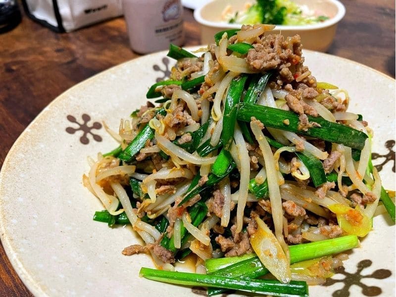 ニラともやし、豚ひき肉を豆板醤と味噌ごまで炒めた担々風のピリ辛おかず