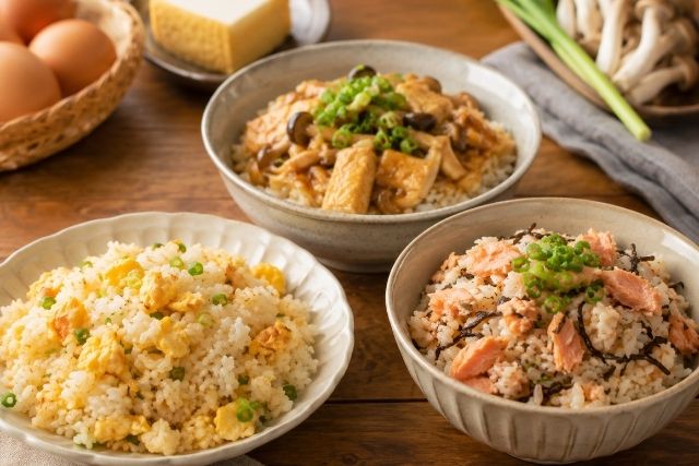 卵炒飯、厚揚げの丼もの、鮭と塩昆布の混ぜご飯など、お米で作る簡単レシピと節約ごはんの画像