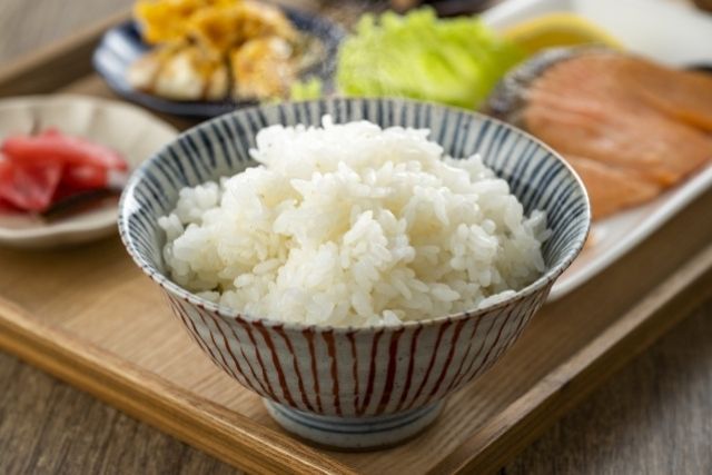 白ごはんと和食のおかずを並べた、お米が毎日の食卓に欠かせない食材であることを紹介する画像