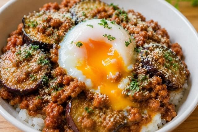 温泉卵を崩して粉チーズをかけた濃厚でまろやかなボロネーゼ丼