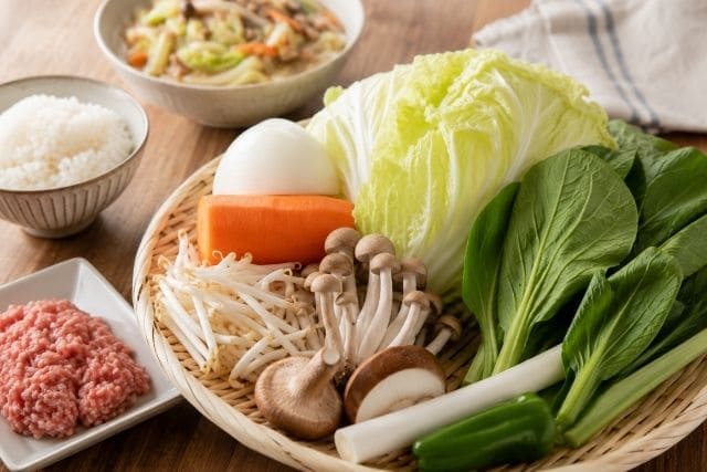 白菜、にんじん、もやし、小松菜、きのこ、長ねぎ、豚ひき肉を使ったあんかけ丼の材料