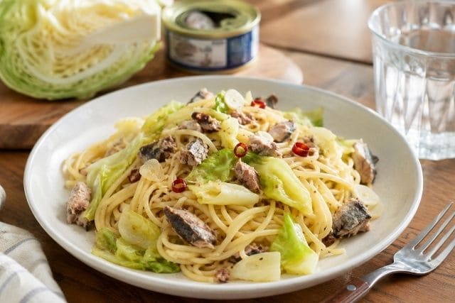 鯖缶とキャベツを使ったペペロンチーノを白い皿に盛り付けた完成写真