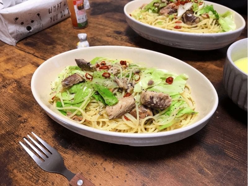 鯖缶とキャベツを使ったペペロンチーノを白い器に盛り付けた完成写真