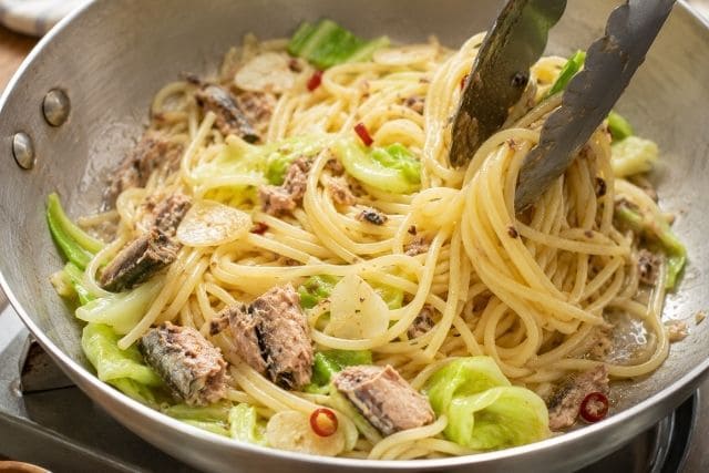 鯖缶の旨みをパスタに絡めるペペロンチーノの調理工程