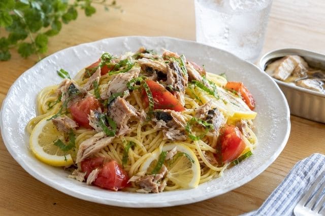 鯖缶とトマト、レモン、大葉をのせた冷製レモンパスタの完成写真