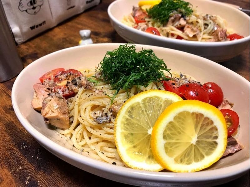 鯖缶とミニトマト、レモン、大葉をのせた夏向けの冷製レモンパスタ