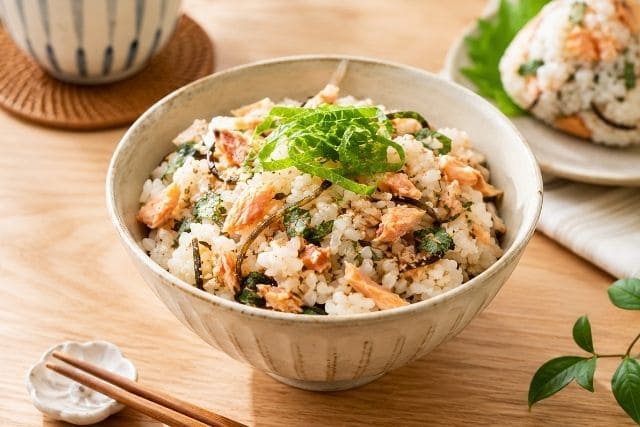 器に盛り付けた鮭と大葉と塩昆布のさっぱり混ぜご飯