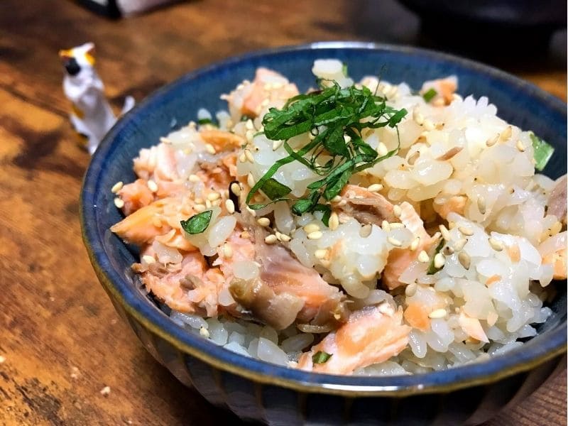 鮭と大葉と塩昆布を混ぜ込んだ、さっぱり和風の混ぜご飯