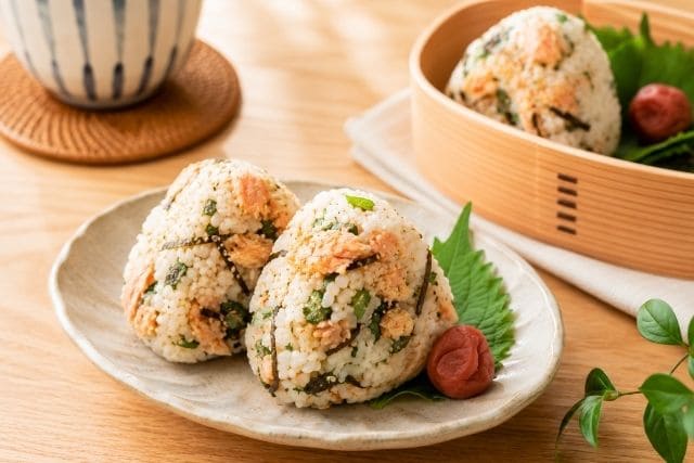 鮭と大葉と塩昆布の混ぜご飯をおにぎりにしたアレンジ