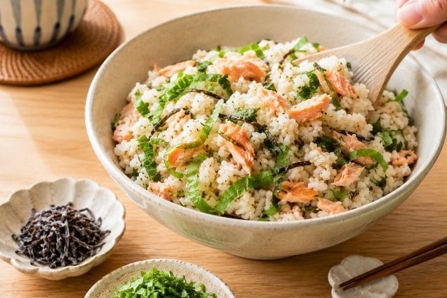 ボウルで鮭、大葉、塩昆布をご飯に混ぜ合わせる調理工程
