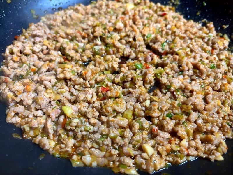坦々風胡麻ミルクスープパスタ用の挽き肉をフライパンで炒めている様子