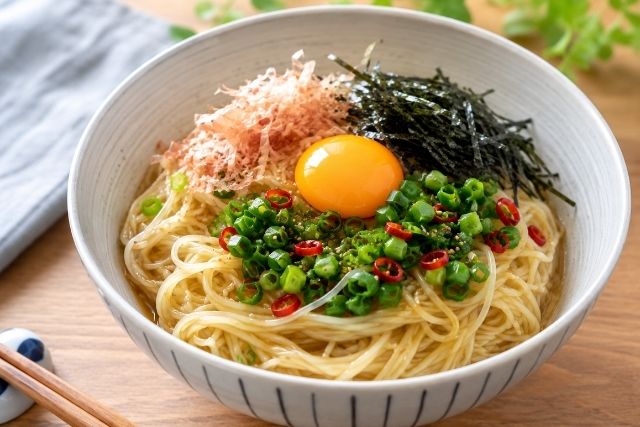 卵黄と薬味で楽しむ油そば風そうめん