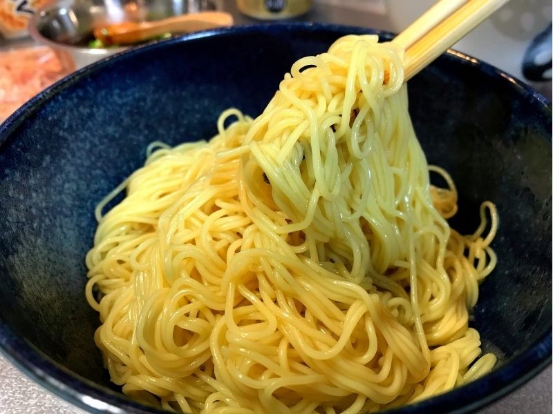 油そば風そうめんをめんつゆダレに絡める工程