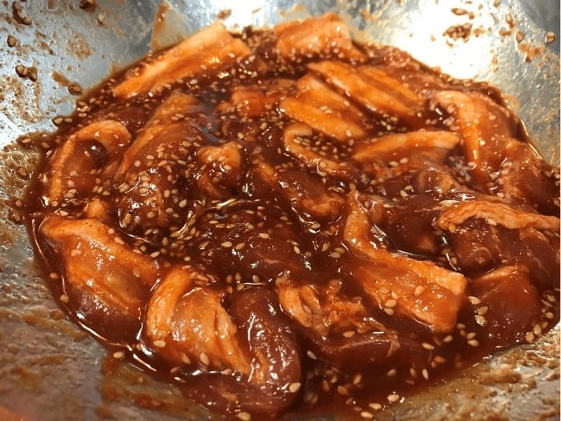焼肉のタレとコチュジャンを豚バラ肉に揉み込んだ味付き豚バラ焼肉の下ごしらえ