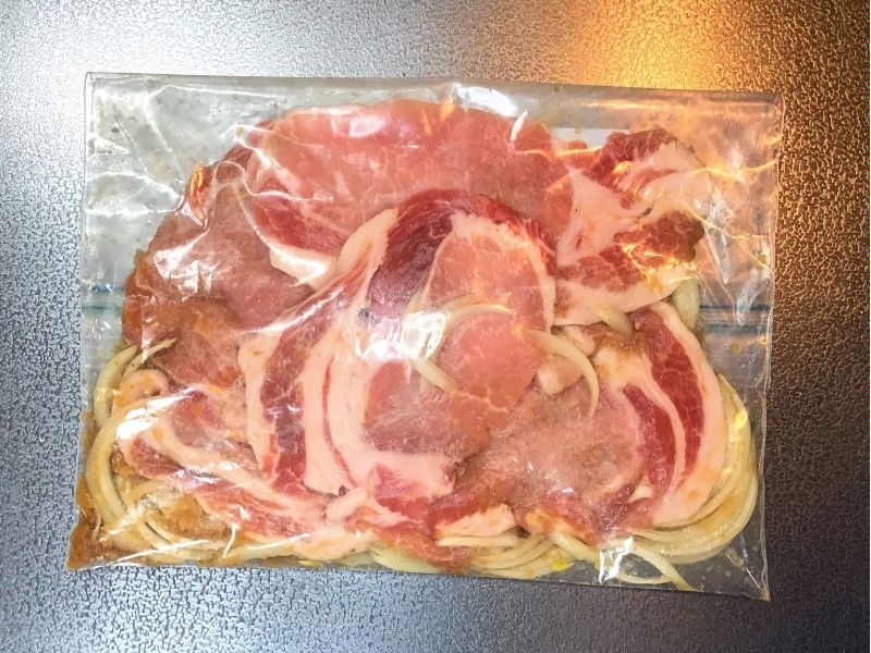豚肉と薄切り玉ねぎ、生姜だれをフリーザーバッグに入れた豚の生姜焼きの下味冷凍