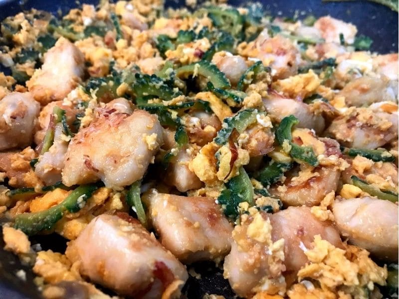 フライパンで鶏むね肉とゴーヤと玉子を炒めたゴーヤチャンプルー