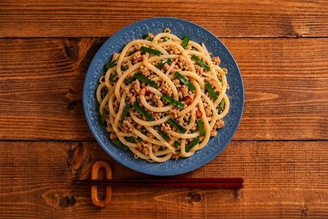 冷凍うどんに豚ひき肉、ニラ、もやしを合わせた簡単台湾焼うどんの完成写真