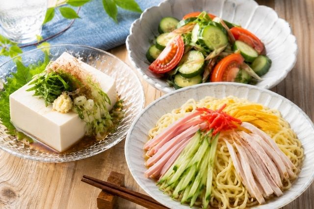 冷やっこ、夏野菜サラダ、冷やし中華を並べたひんやりさっぱり楽しめる夏レシピ