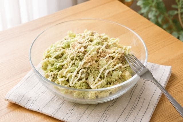 ボウルのまま食卓に出したイワシ味噌煮缶とキャベツのマヨネーズ和え