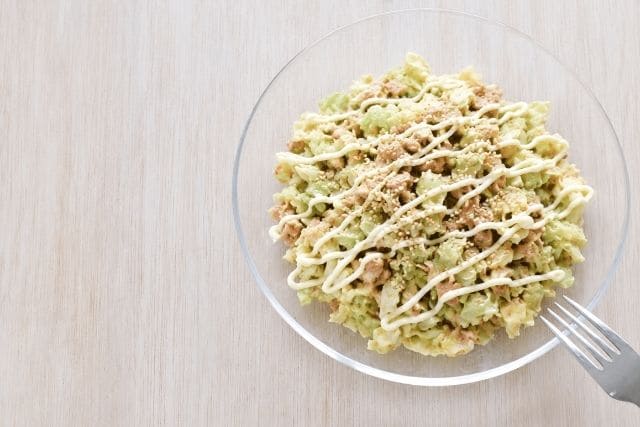 ガラスボウルに盛り付けたイワシ味噌煮缶とキャベツのマヨネーズ和え