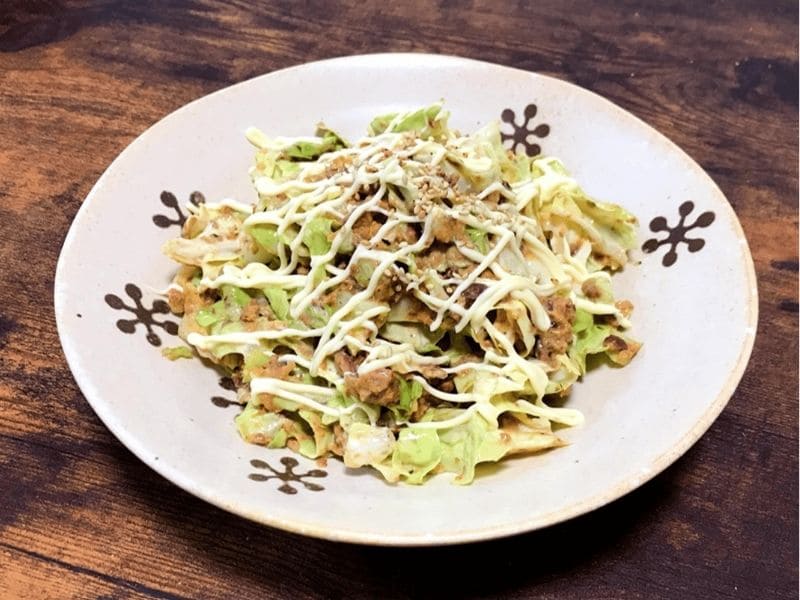 イワシ味噌煮缶とキャベツをマヨネーズで和え、白いりごまをかけた簡単おつまみ