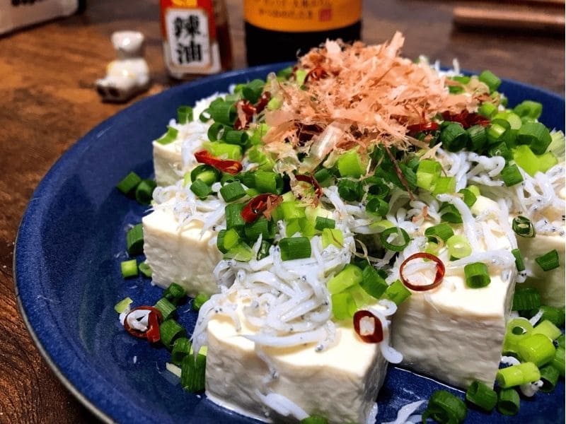 釜揚げしらすと小ネギ、かつお節をたっぷりのせた豆腐サラダ