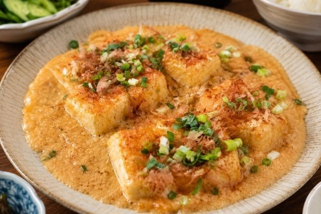 香ばしく焼いた木綿豆腐に長芋と卵のふわとろ生地を合わせた豆腐ステーキ