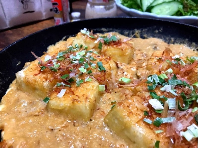 長芋のとろろと卵を合わせ、かつお節と小ネギをのせたふわとろ豆腐ステーキ